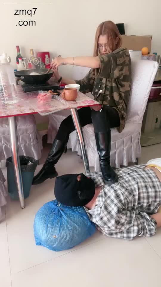 主人回家吃饭 狗在下面舔脚 深喉