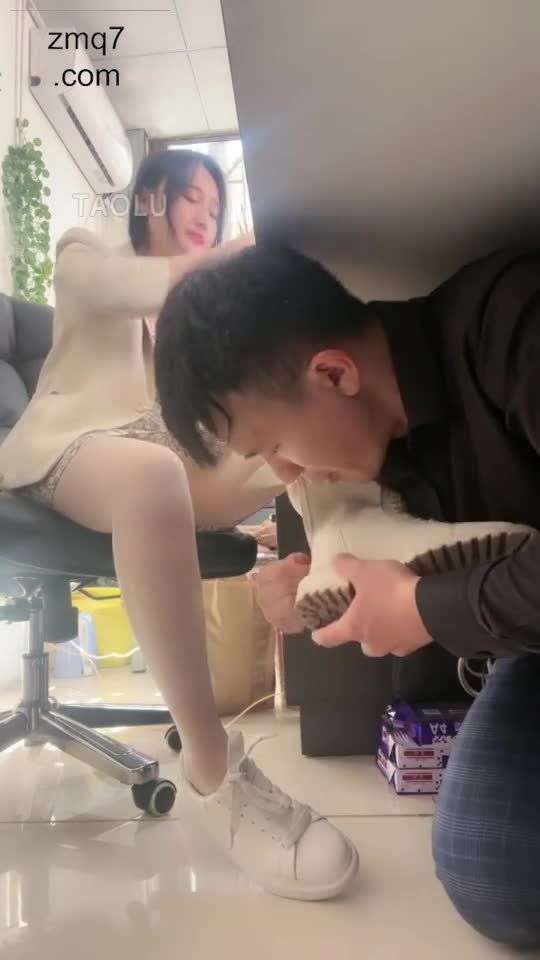 真实办公桌下的贱狗