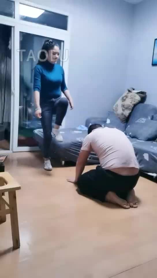 无底线暴力 踢端家奴