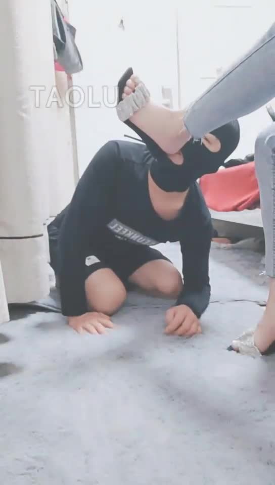 被主人强制恋足和射精 一