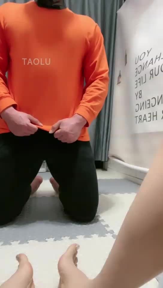 掐狗腿胳膊 掐狗脸 贱狗秒变机车狗 站在胸肌上跳舞