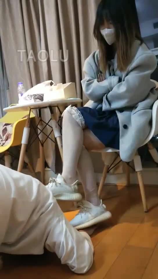 校草还是沦为脚下奴