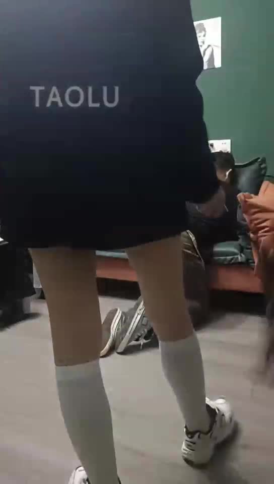 被两个精神小妹暴打