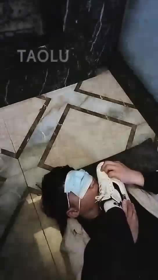 开发沐足小姐姐成功 踢裆 耳光 钻胯 各种暴力