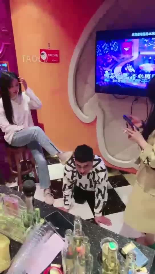双s在KTV玩二狗