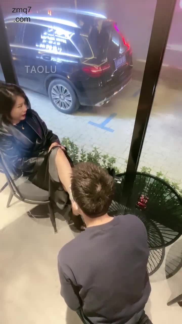 喜欢在公共场所让狗舔脚