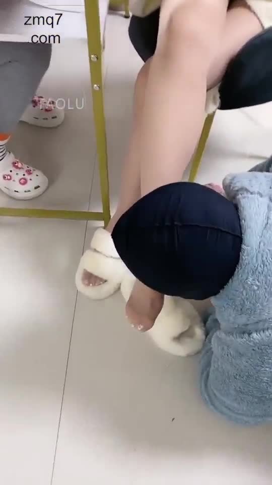 楼下美甲店挑战美甲师老板 她崩溃了