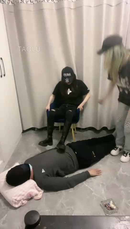 双主踩踏