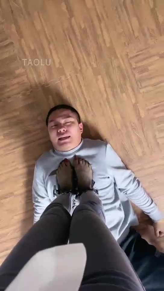 踩踏 脚耳光