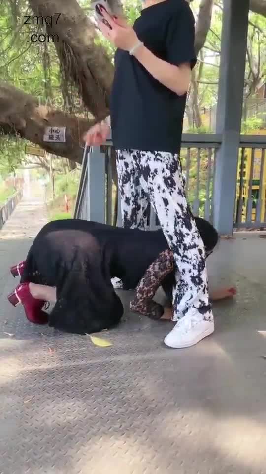 户外玩女奴 扫地大爷旁观