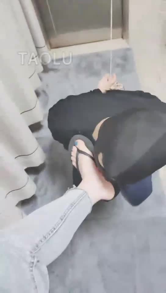 人字拖虐狗 舔裸足