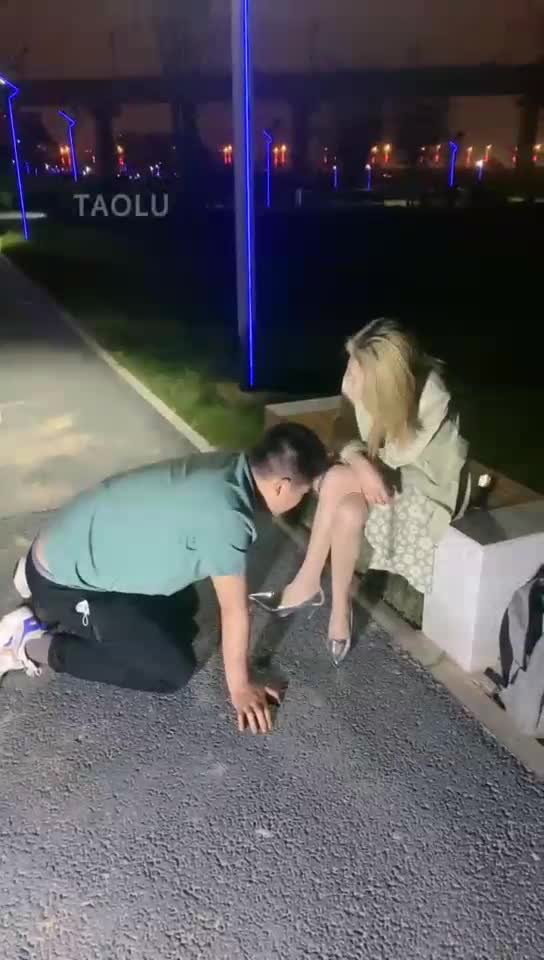 调戏美女的流氓被打