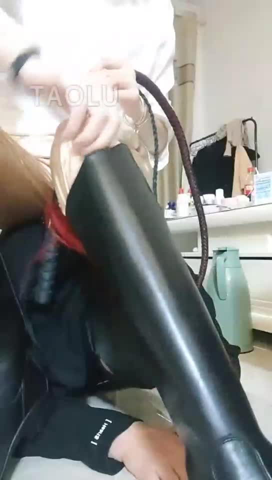 长靴踩踏舔脚
