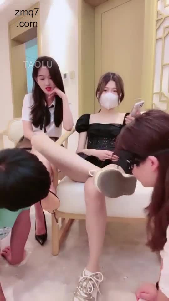 两位学姐给情侣上课