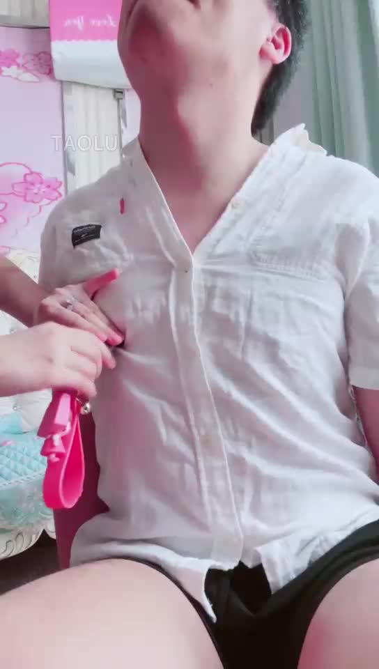 车钥匙虐乳 踩肚子 舌吻