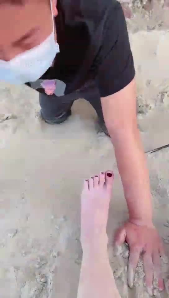 户外沙滩 喂食圣水