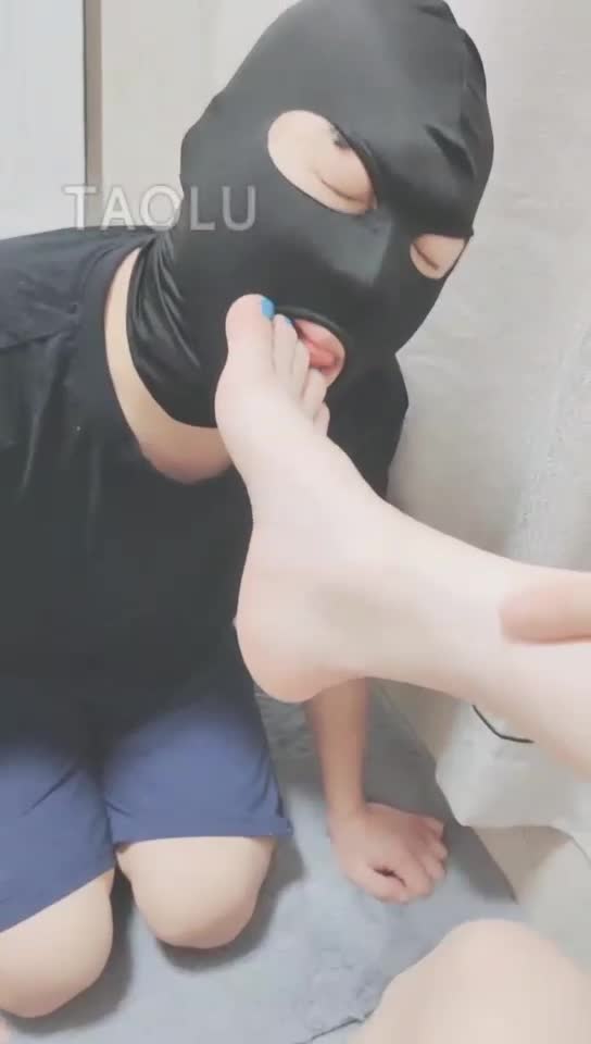 白嫩嫩的脚 喜欢的来舔
