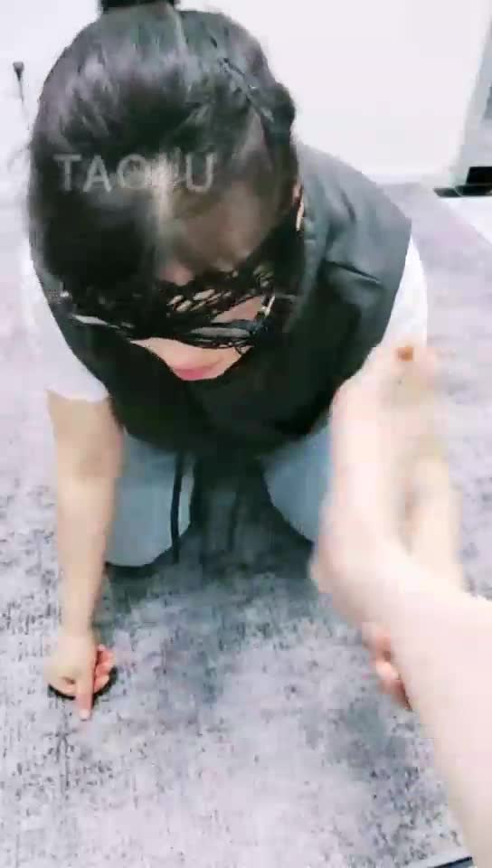 调教两女奴舔脚