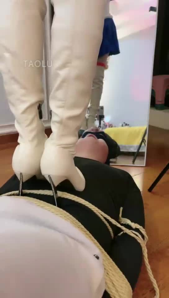 刑奴调教 高跟靴踩头 全体重踩踏 花式踩脖子 深喉