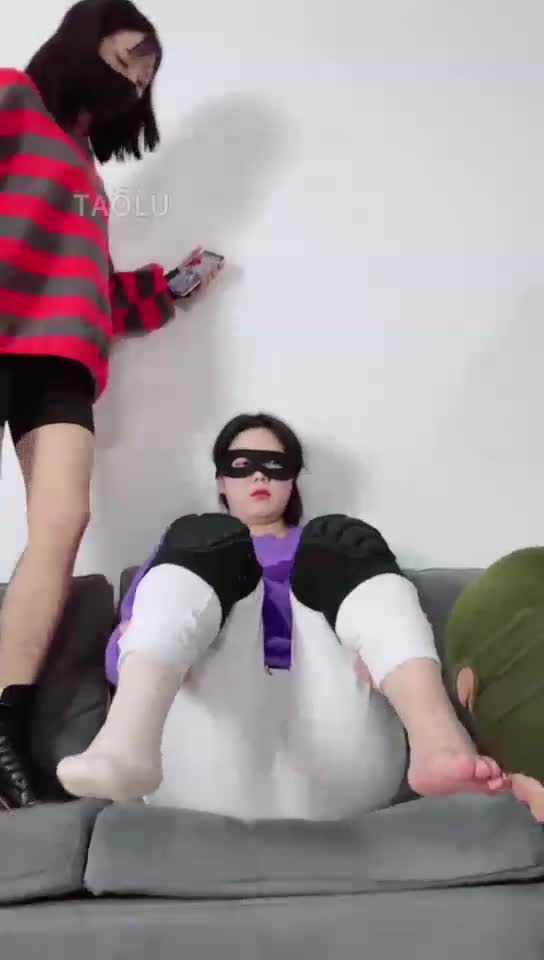 喝女m的圣水 掰开双腿像饿狗一样强舔女m的脚