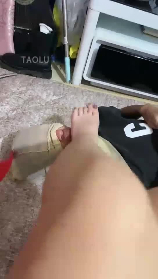 开发路人小哥 诱惑他喝脚牛奶 让他感觉做奴的快乐 最后射的到处都是