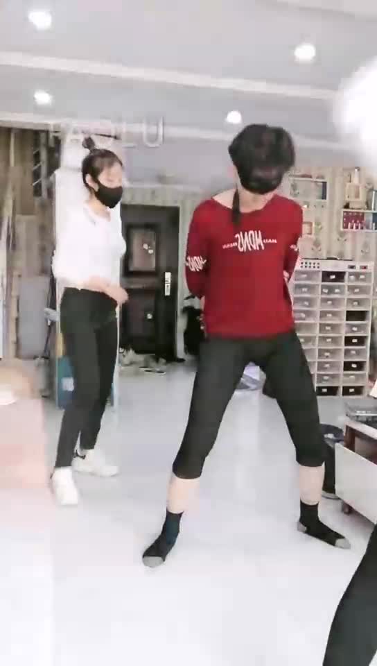 双s重度踢裆 踢肚子 踢到磕头求饶