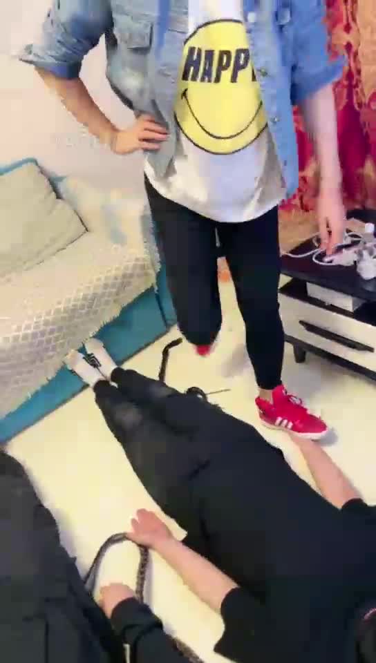 和闺蜜花样惩罚 踢打 耳光 狠踹