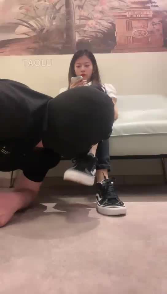踩狗舌头 手脚耳光 闻舔肉丝 裸足脚深喉插出血