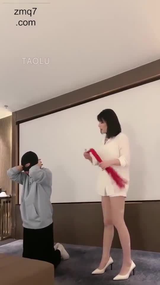 玩法升级 狗舌头给主人高跟鞋当脚垫生水到手上用狗舌头舔干净