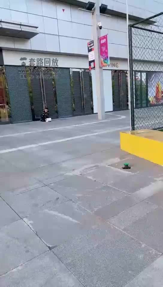 强制狗跪商场门口 路人无数 强制见美女磕头要钱 见情侣唱歌跪拜