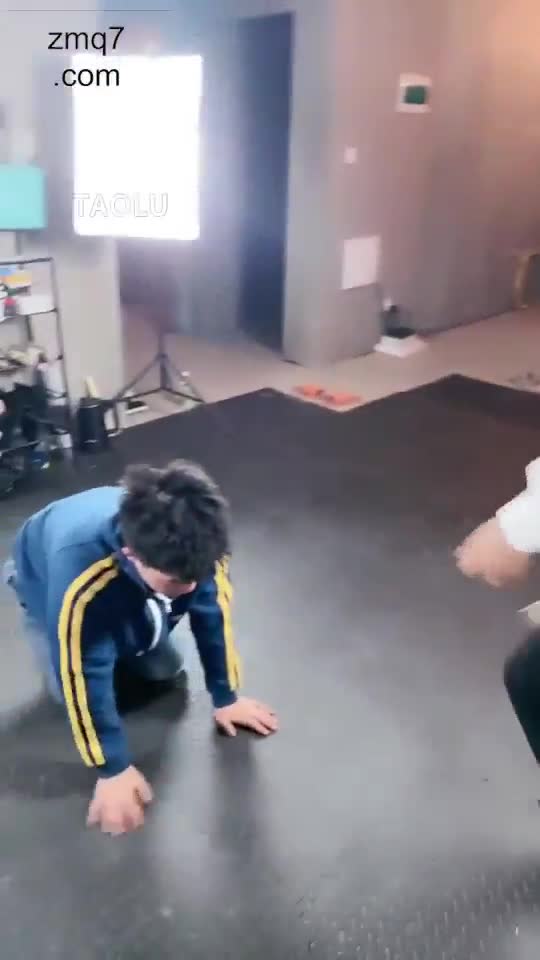 一千耳光 小帅哥受苦 藤条抽脑袋 粗口辱骂