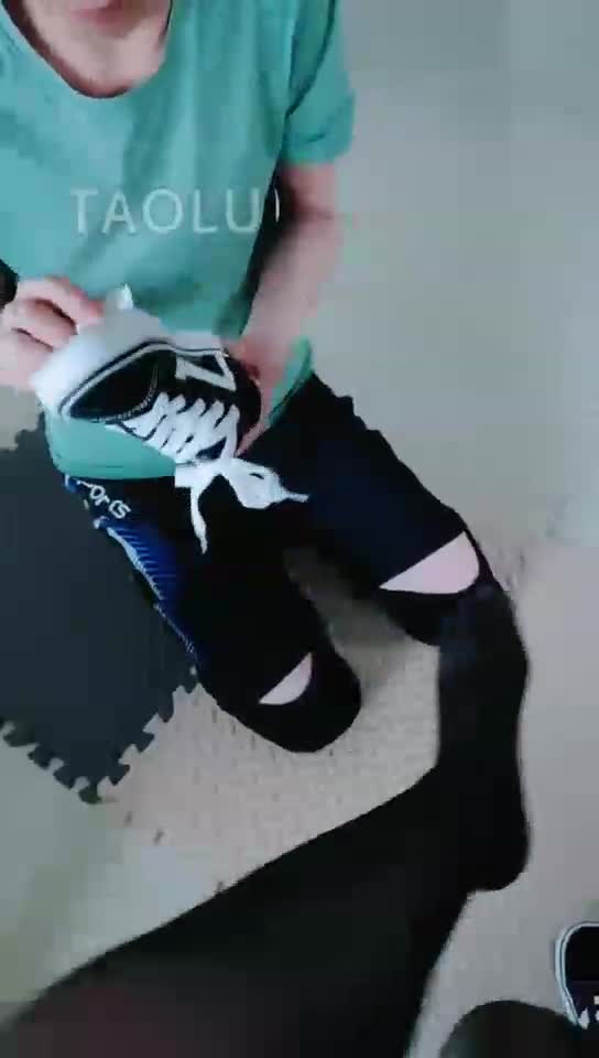 添脏鞋底 羞辱踩踏 闻鞋 黑丝 戴手铸虐乳电击