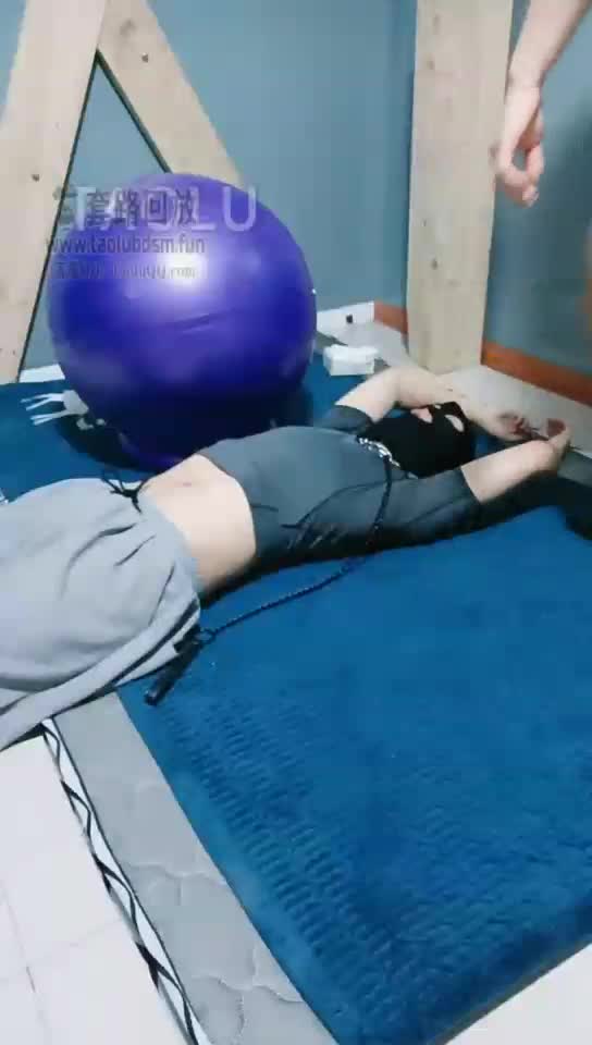 调教虐腹肌 一拳一拳砸到M崩溃求饶