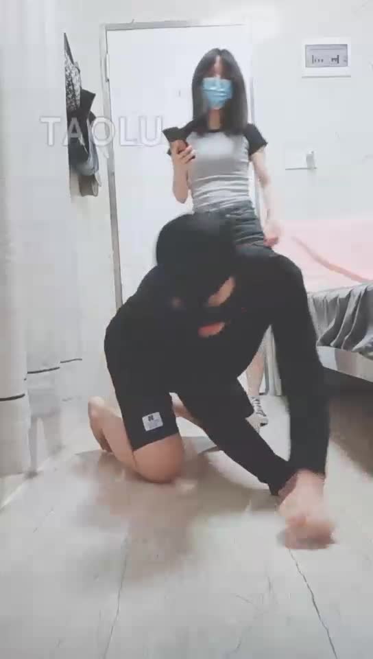 狂虐小处男 帆布鞋踢