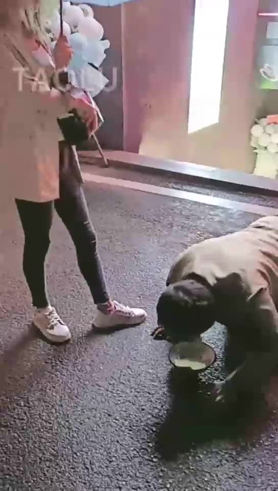 酒吧门口雨中要饭 精彩户外调教