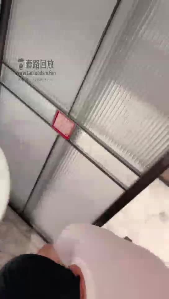 丝袜脚喂食 全身视角