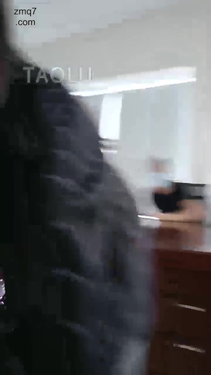男同学观望