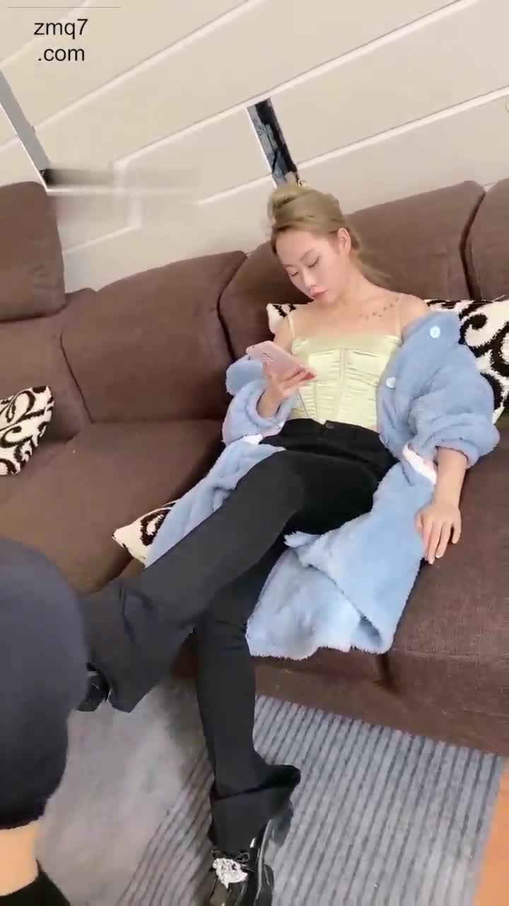 健身女神踢踹 惨虐狗