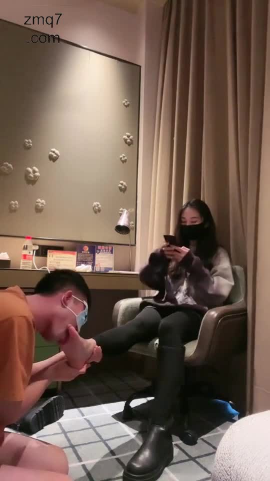 大学生女王 脚下的贱狗