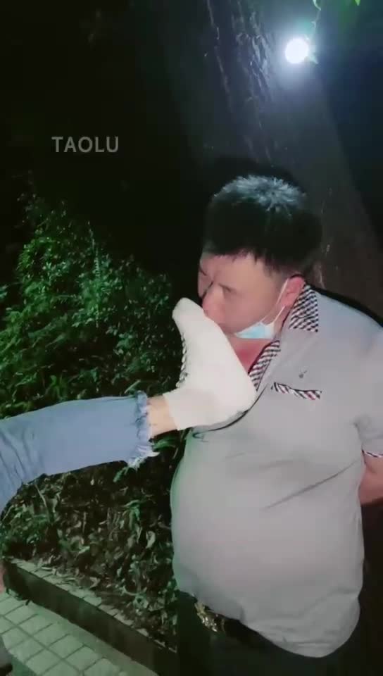 野外调教 骑马 踩踏 贱奴用舌头清理鞋底