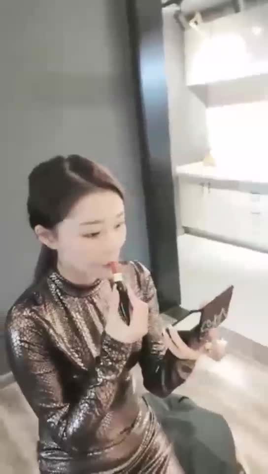 酒吧陪酒小妹做S调教奴才