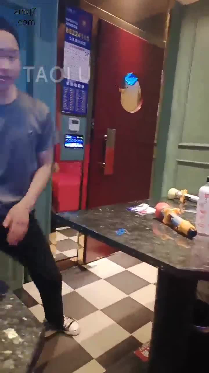 KTV 和朋友一边唱歌一边玩男奴