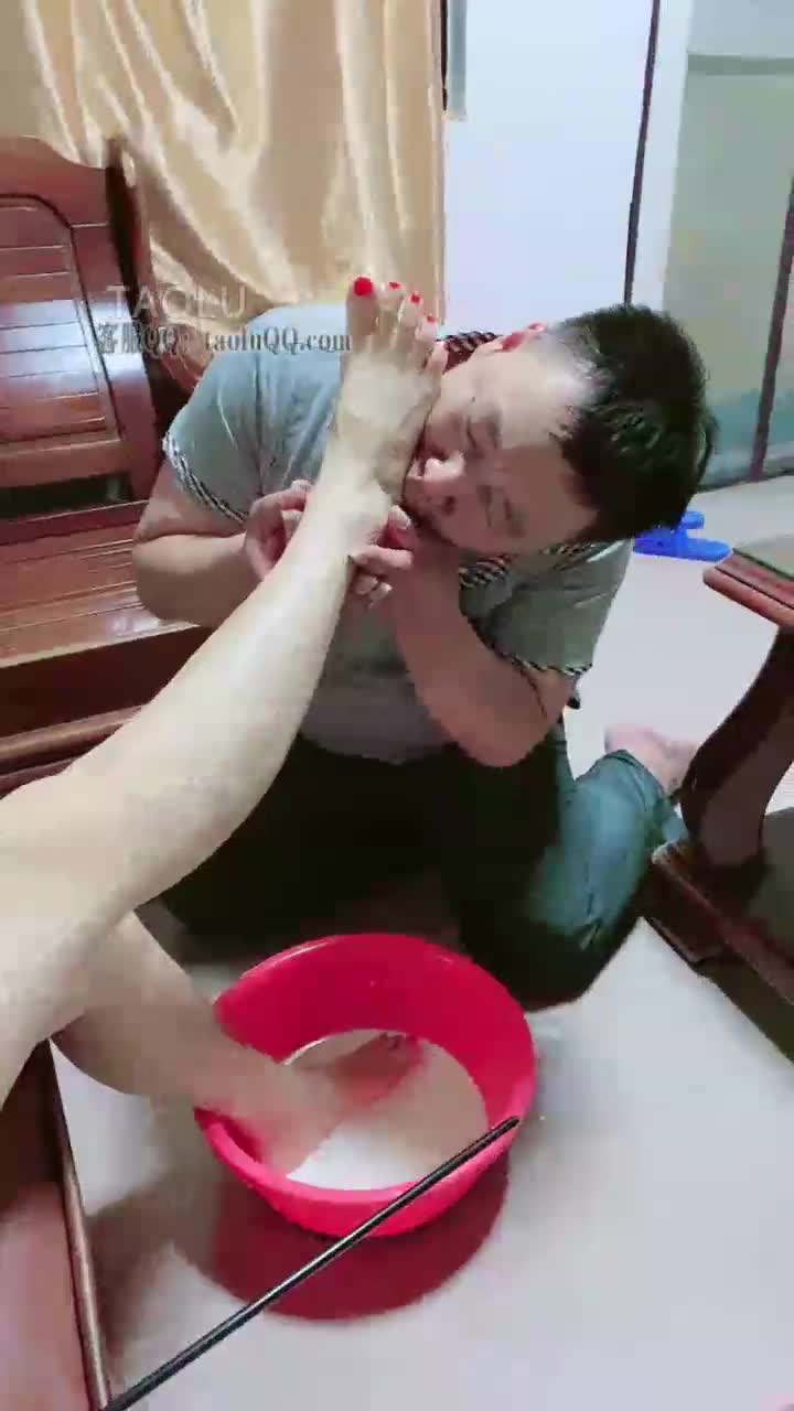 牛奶洗脚 舔牛奶脚