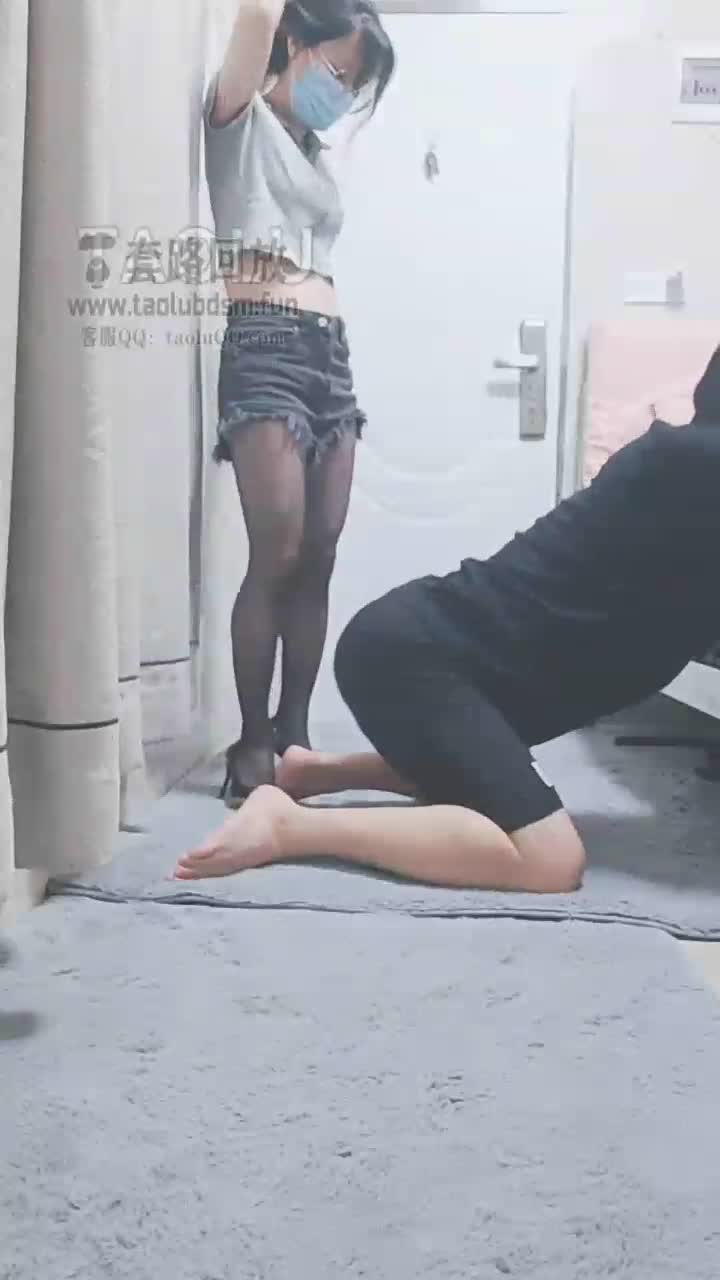小贱奴被主人惩罚 踢档 腿纹