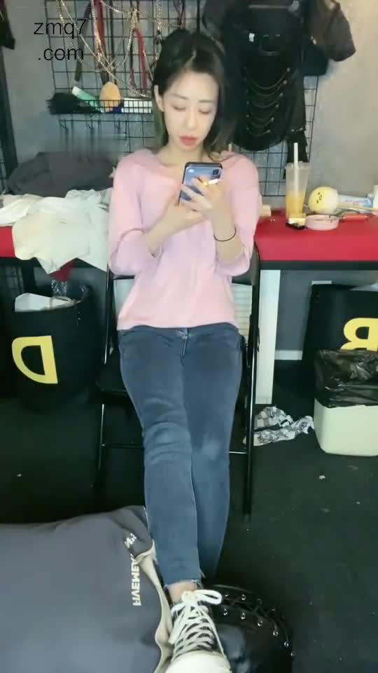 学生S帆布鞋白棉袜玩狗