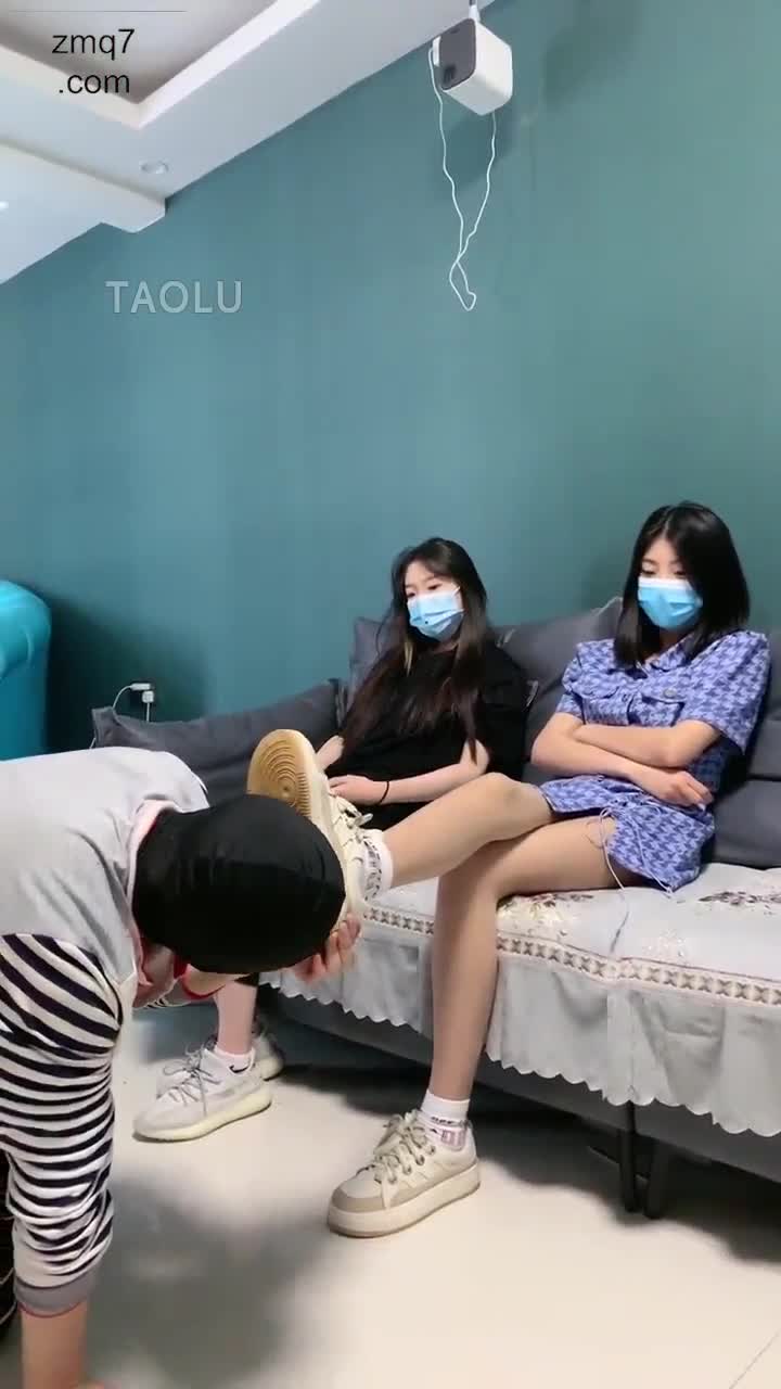 群女遛狗