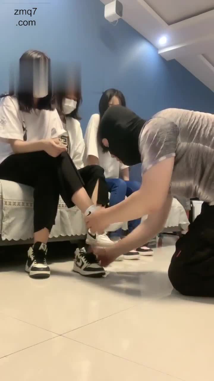 和两个新人玩玩