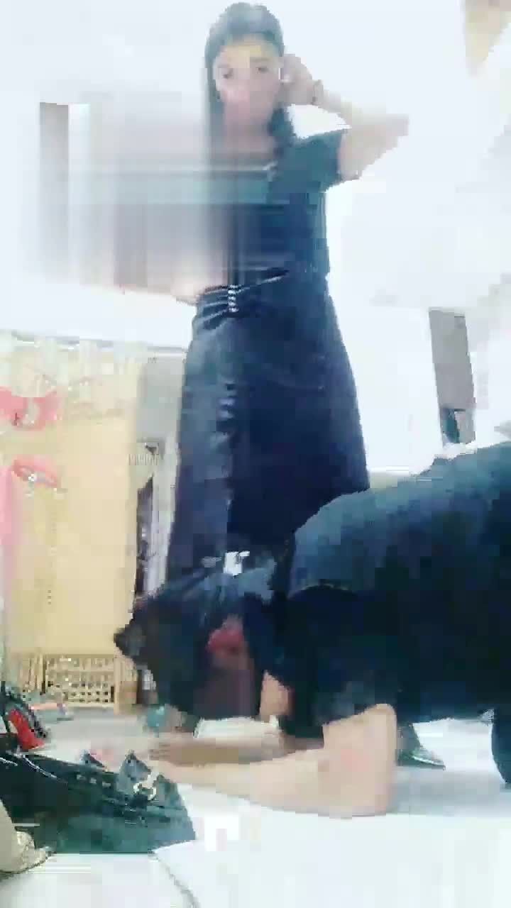 玩喜欢美脚的小奴 喂吃