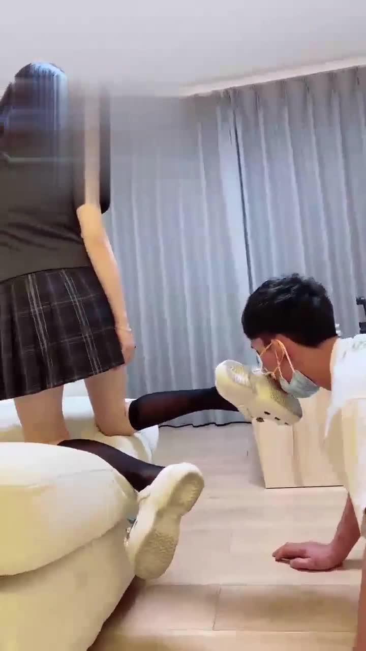 校服jk调教 口水 鞭打 踩头 耳光