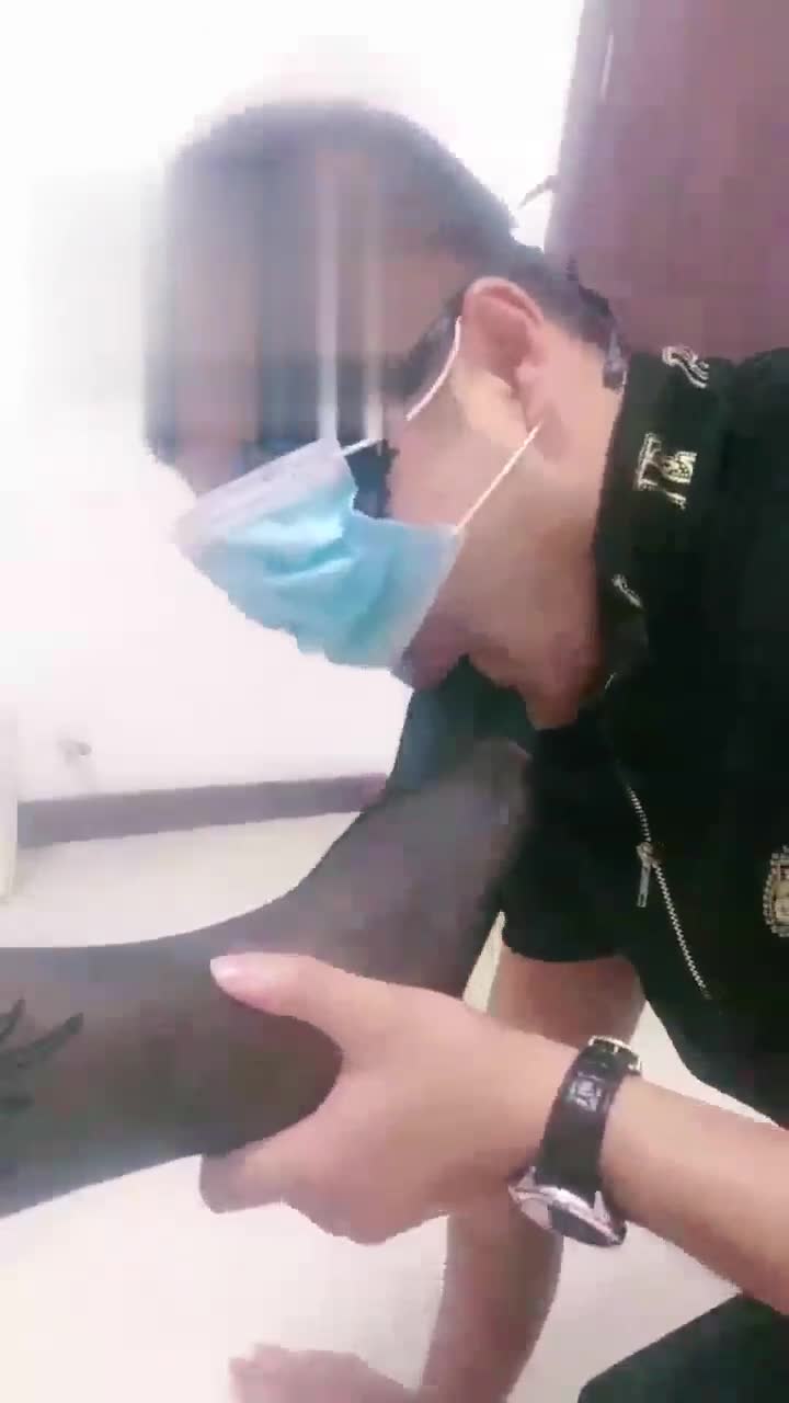 舔丝袜脚 耳光